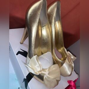 Paris Hilton bow detailed pump heel!